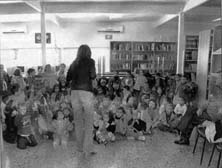 Un grupo de niños durante la celebración del día del Libro, como no, en la Biblioteca Pública Municipal
